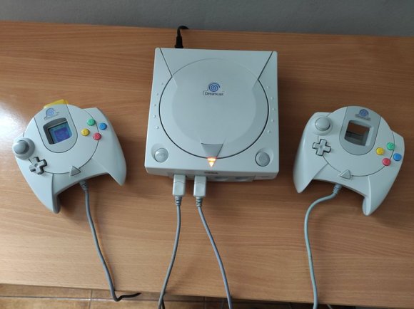 A Dreamcast e os dois comandos restaurados